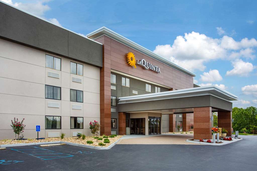 La Quinta Inn & Suites by Wyndham Roanoke Salem - photo 3