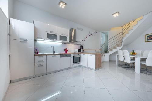 Luxury Sensation spacious & free private garage