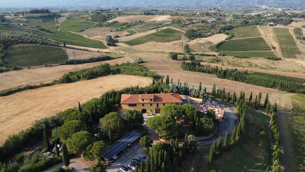 Agriturismo Isola Verde — 4-Star Luxury Hotel in Cerreto Guidi, Italy
