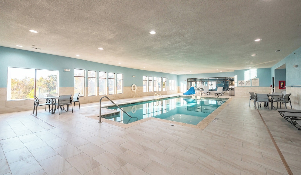 Holiday Inn Express Hotel & Suites St. Robert by IHG - photo 31