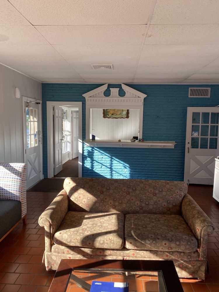 Colonial Manor Motel - photo 17