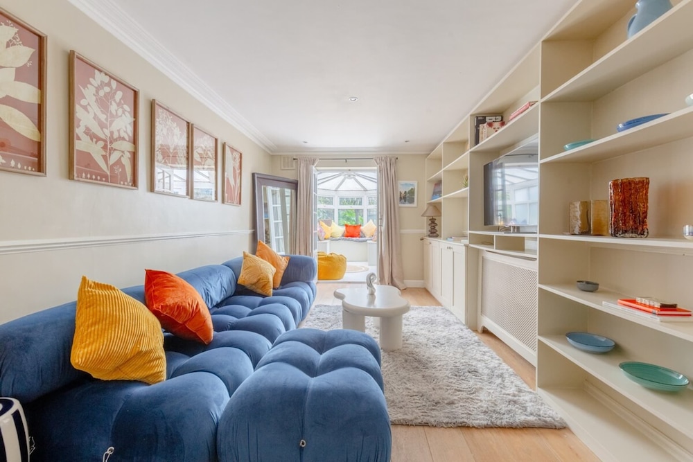 Gorgeous 2BD Garden Getaway Victoria Park — 4-Star Luxury Hotel in London, United Kingdom