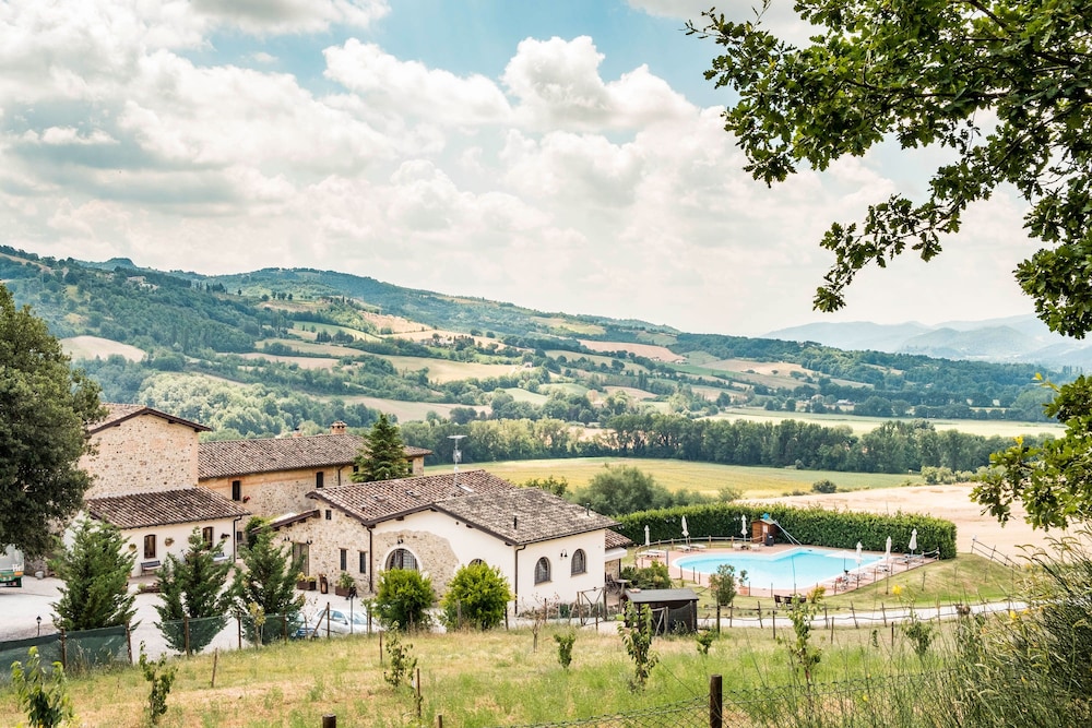 Agriturismo Goccia di Luna — 4-Star Luxury Hotel in Umbertide, Italy