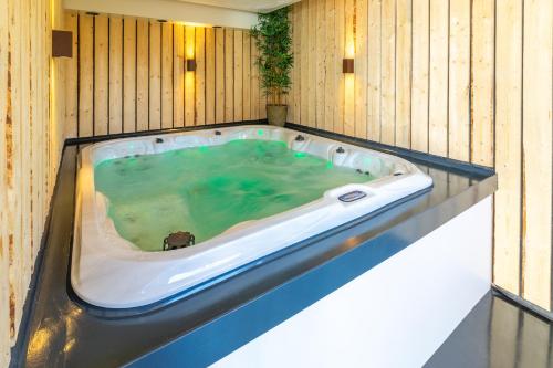 Große Familienvilla mit privat innen Jacuzzi & Sauna — hotel in Tzummarum
