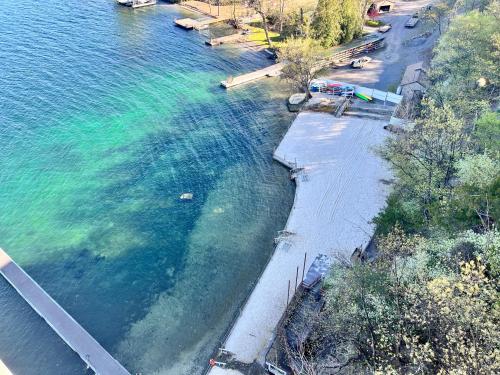 Canandaigua Lake Retreat with view and private beach access foliage hike and Ski — hotel in Canandaigua
