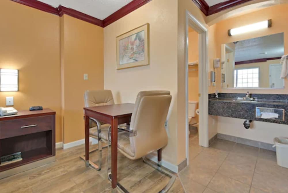 America's Deluxe Inn - photo 15