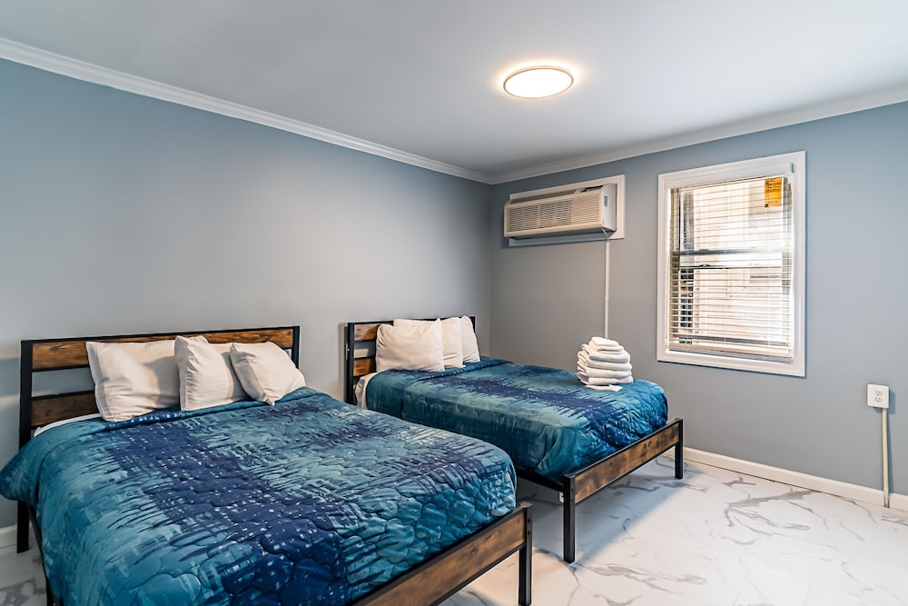 Boardwalk Hotel Charlee & Beach House Rentals - photo 19