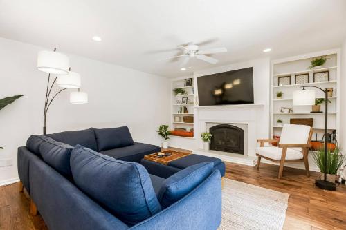 Ranch Home with Movie Room Ping Pong Table and Putting Green — 4-Star Luxury Hotel in Olathe, United States