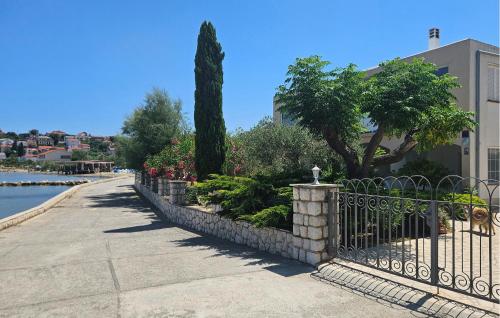 1 Bedroom Amazing Apartment In Lopar — 4-Star Luxury Hotel in Lopar, Croatia