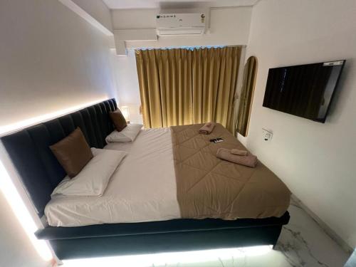 Chic 1bhk lilavati hospital bandra