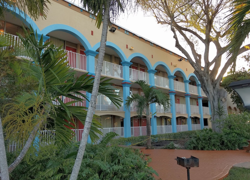 Red Carpet Inn Airport and Cruise Port Hotel Fort Lauderdale - photo 29