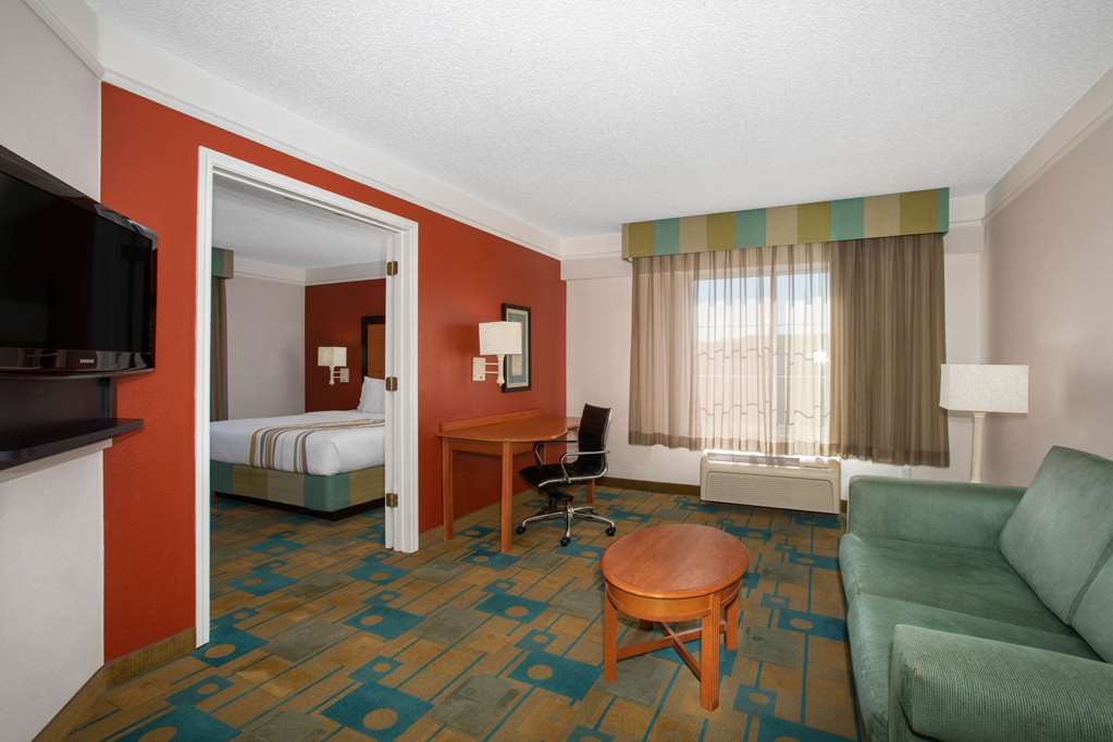 La Quinta Inn & Suites by Wyndham Denver Southwest Lakewood - photo 23