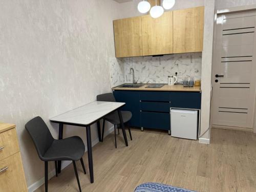 Deluxe Rooms and Apartments Near Metro