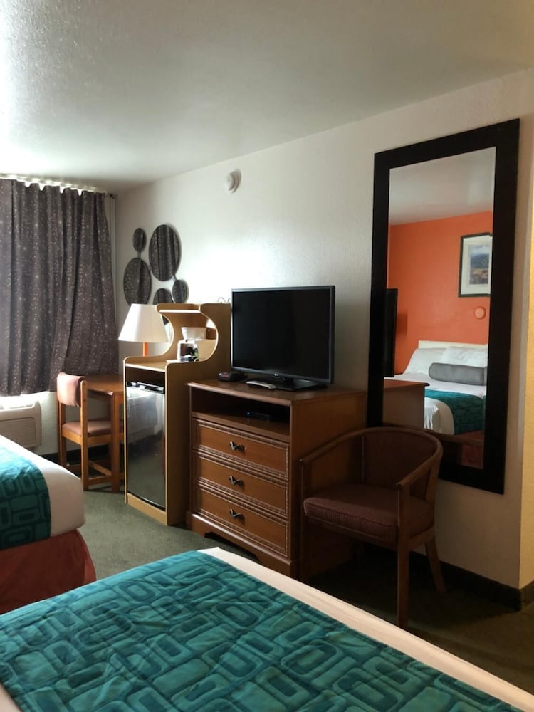 Howard Johnson by Wyndham Salem - photo 9