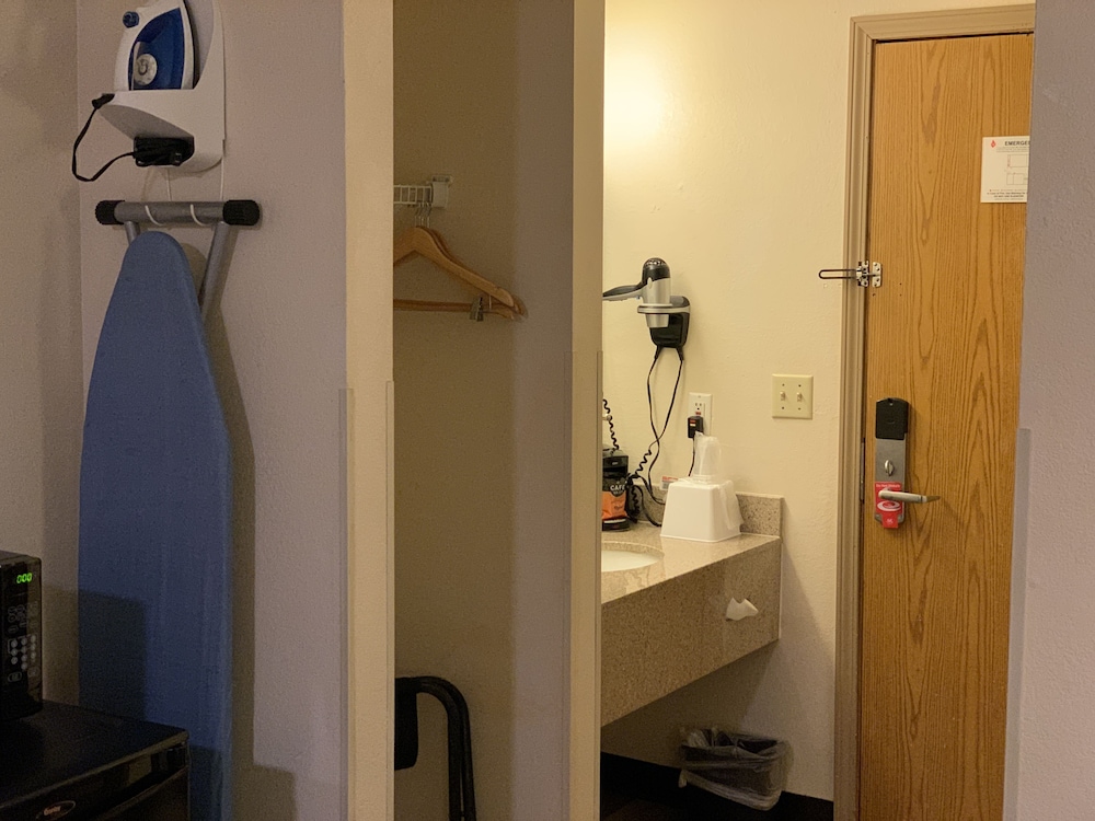 Brentwood Inn - photo 39