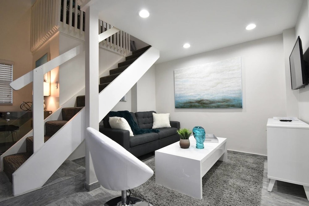 Lofted Apt wQueen Loft Nook steps to Beach — 4-Star Luxury Hotel in Hollywood, United States