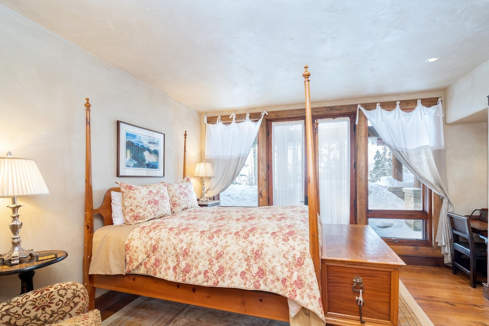 Hilltop Hideaway Expansive Views From This Private Estate Hot Tub Pool Table - photo 20