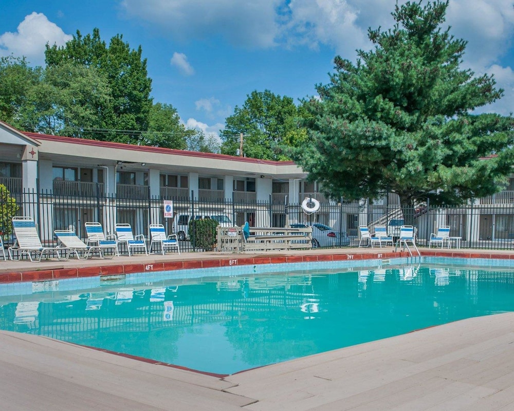 Econo Lodge Evansville - photo 12