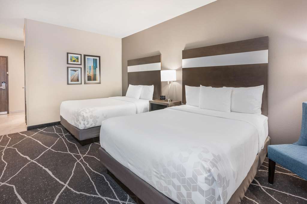 La Quinta Inn and Suites by Wyndham Houston Spring South - photo 13