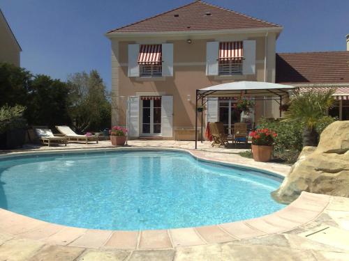 Villa Cendrillon — 4-Star Luxury Hotel in Magny-Le-Hongre, France