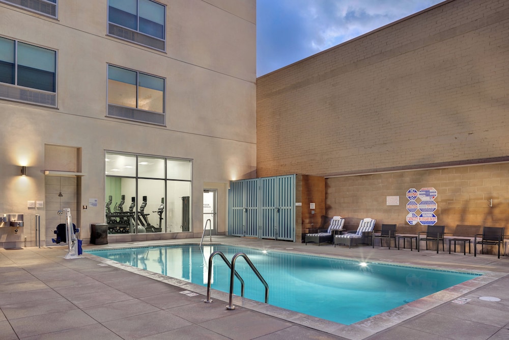 Holiday Inn Express and Suites Glendale Downtown - photo 43
