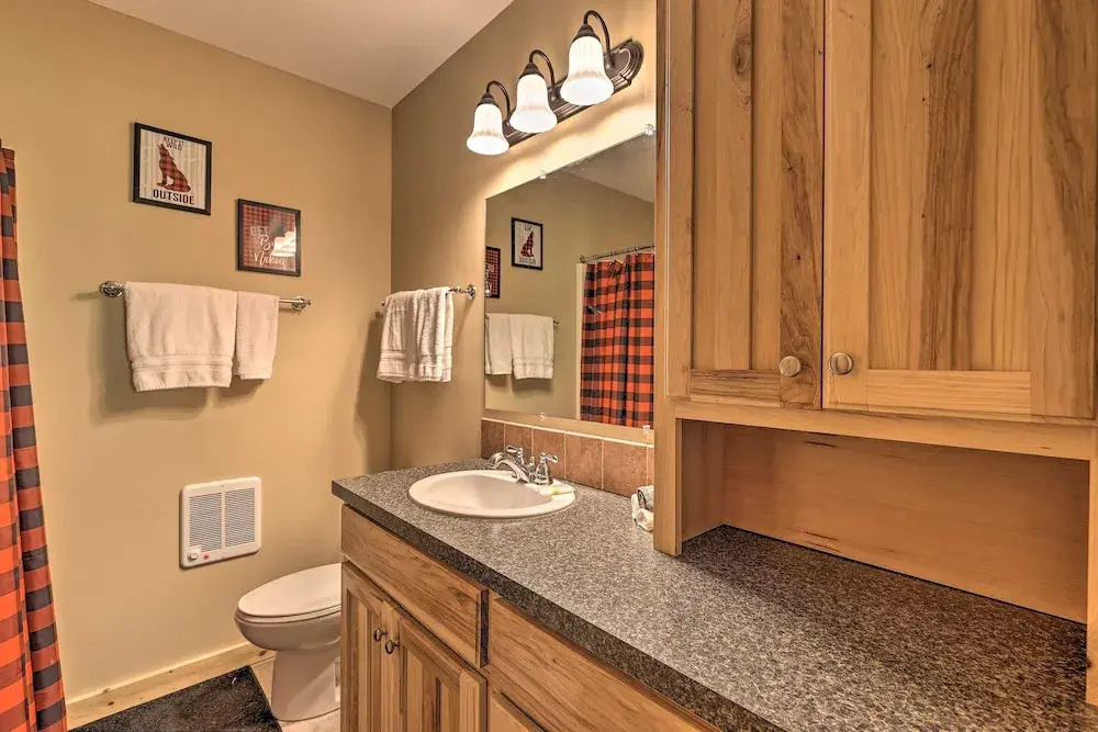 2 Mi to Beech Mtn Resort: Cabin w Deck & Grill - photo 9