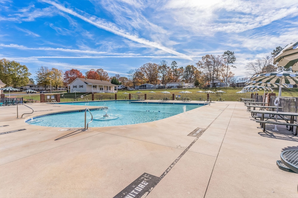 Lakefront Retreat In Badin Shores Resort 2 Bedroom Home — hotel in New London