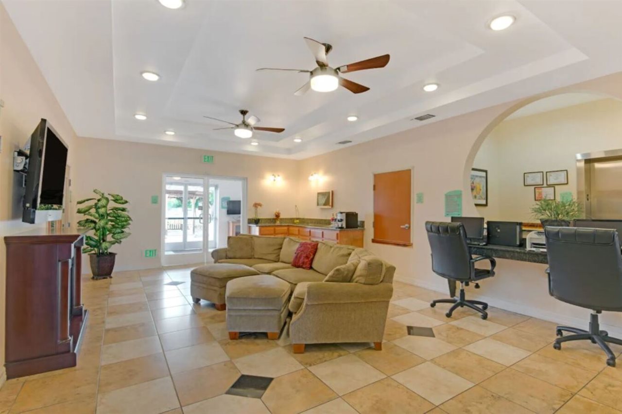 Super 8 By Wyndham Austin Airport North - photo 3