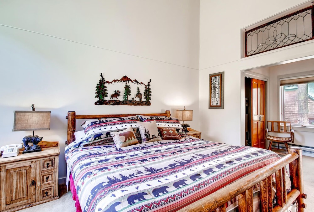 Hot Tub & Grilling Area: Keystone Townhome — 4-Star Luxury Hotel in Keystone, United States