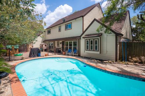 Spacious and quiet 4 bed 3 and a half bath home away from home in Katy Texas — 4-Star Luxury Hotel in Katy, United States
