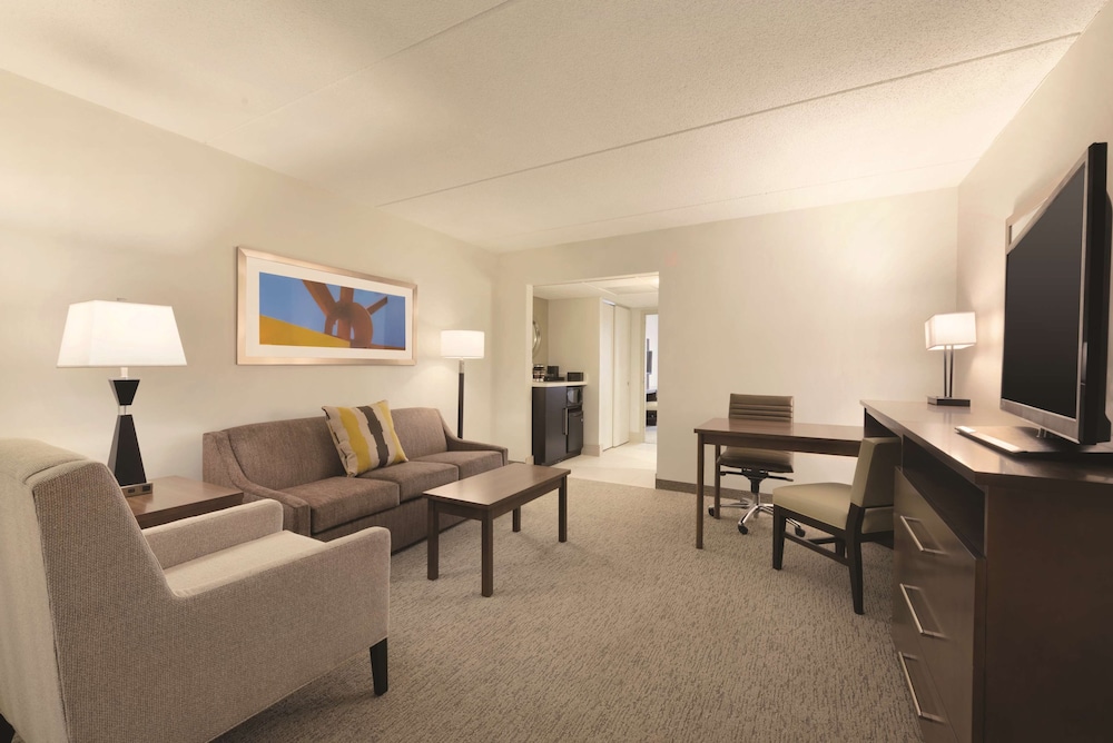 Embassy Suites by Hilton Milwaukee Brookfield - photo 30
