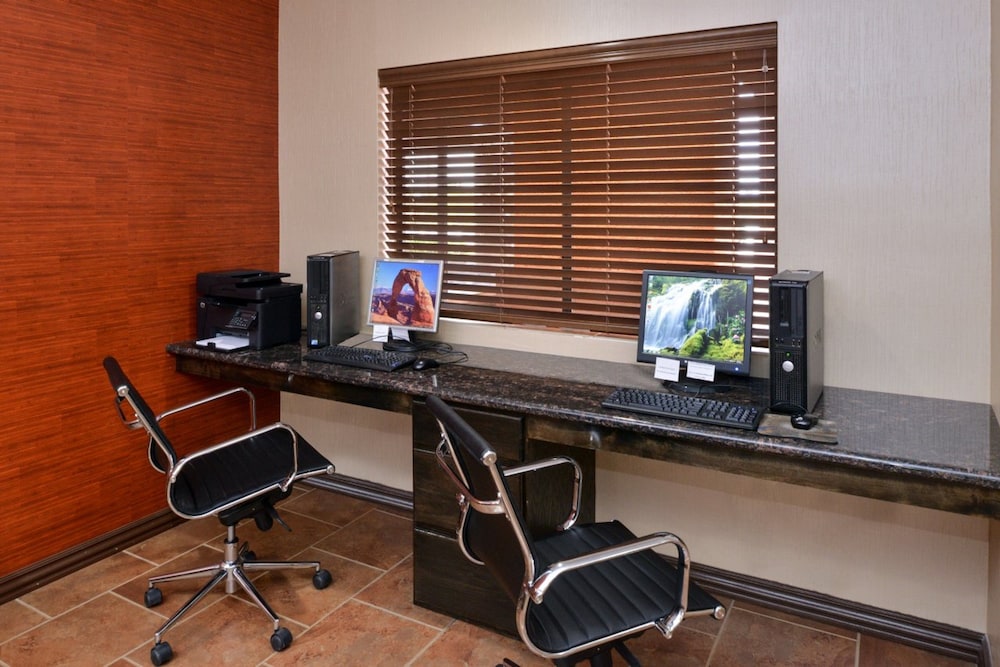 Holiday Inn Express Hotel & Suites Kingman by IHG - photo 28