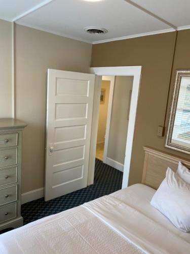 The Admiral Hotel Motel - photo 158