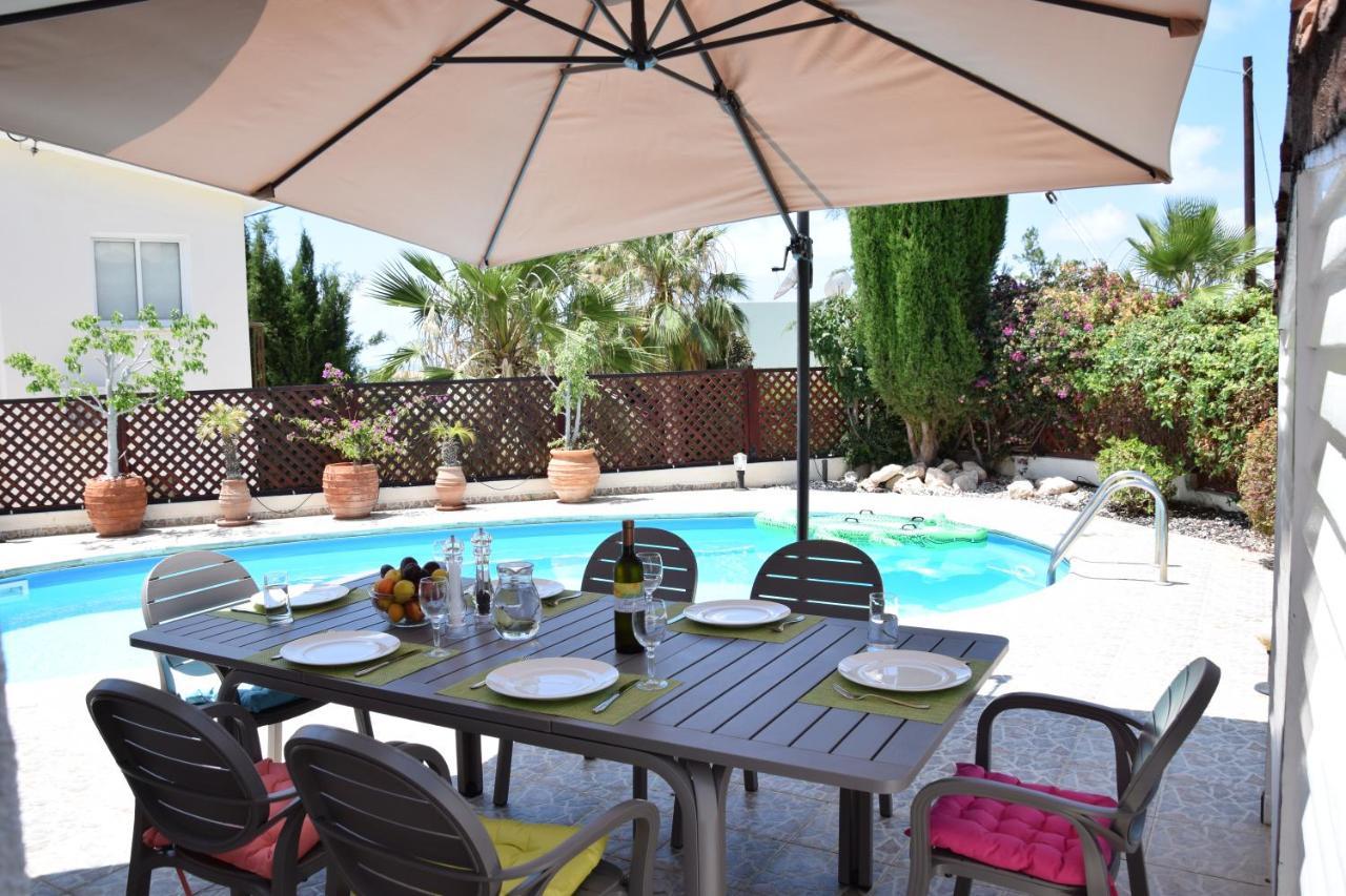 Villa Alicia with Priv Pool Beautiful Garden And Shady Veranda 5 Min To the Beach
