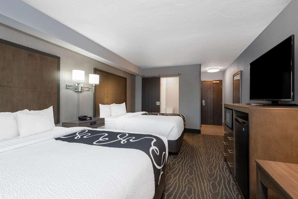 La Quinta Inn & Suites by Wyndham Anchorage Airport - photo 18