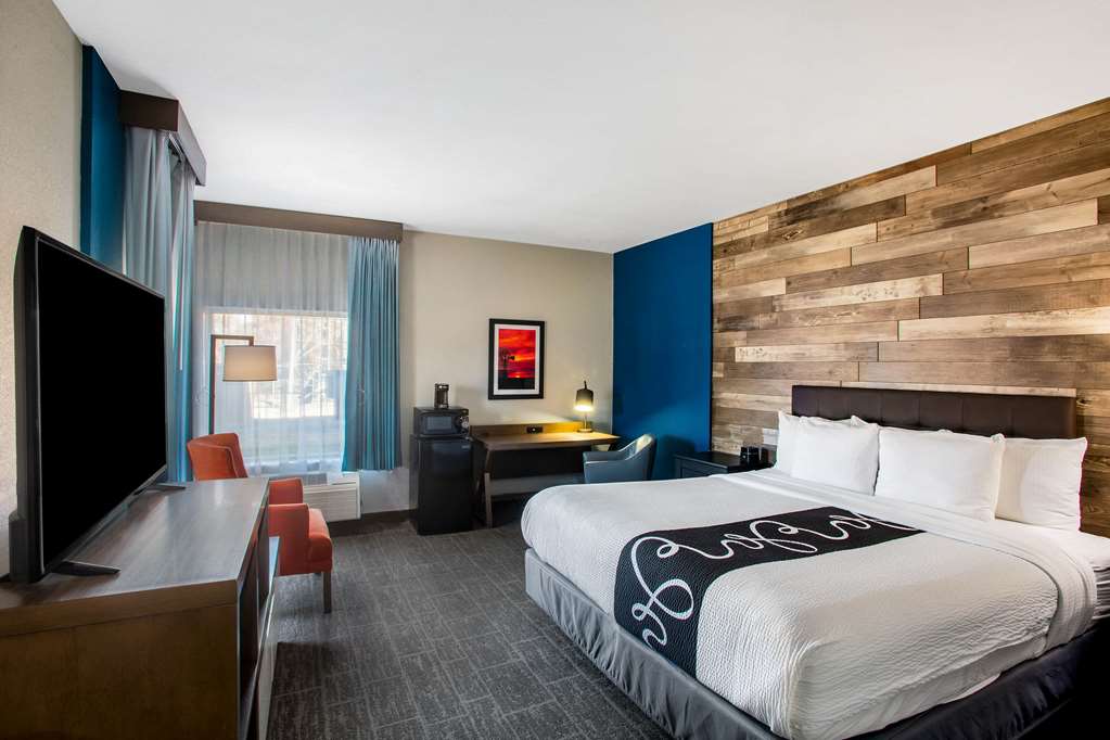 La Quinta Inn & Suites by Wyndham Pittsburg - photo 21