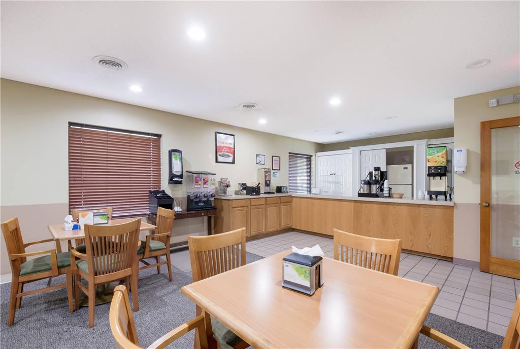 Econo Lodge Inn & Suites Knoxville East - photo 28