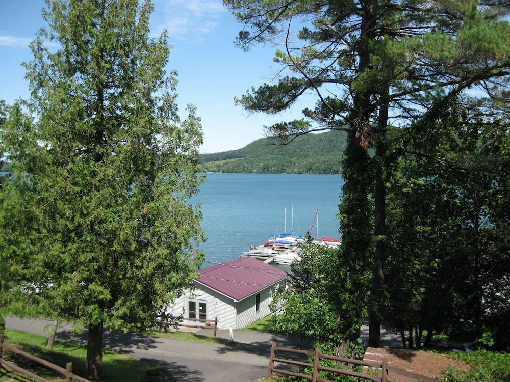 Lake 'N Pines Motel - photo 75