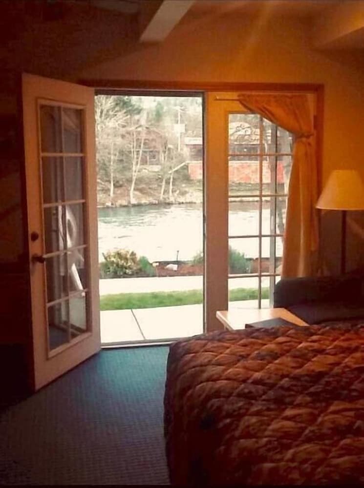 Edgewater Inn Shady Cove - photo 12