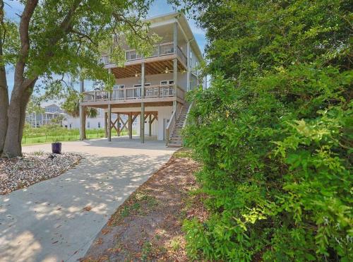 Modern upscale House @ Lake Golf Cart Rental EV — 4-Star Luxury Hotel in Carolina Beach, United States