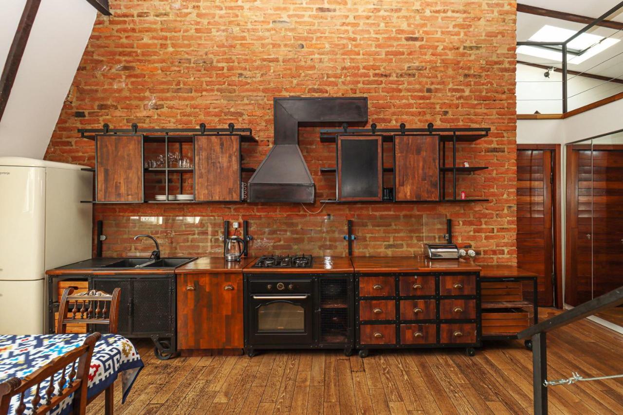 Vintage Mezzanine Apt in City Center By Wehost