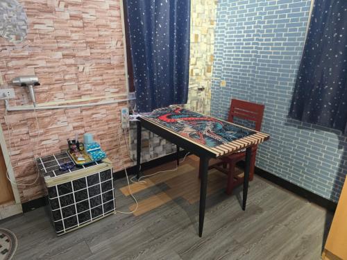 211 Spacious studio with breezy fan full amenities with free Wi Fi