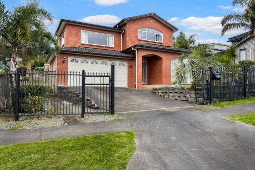 Albany Bolthole with Queen Beds and Kitchenette in Auckland, New Zealand