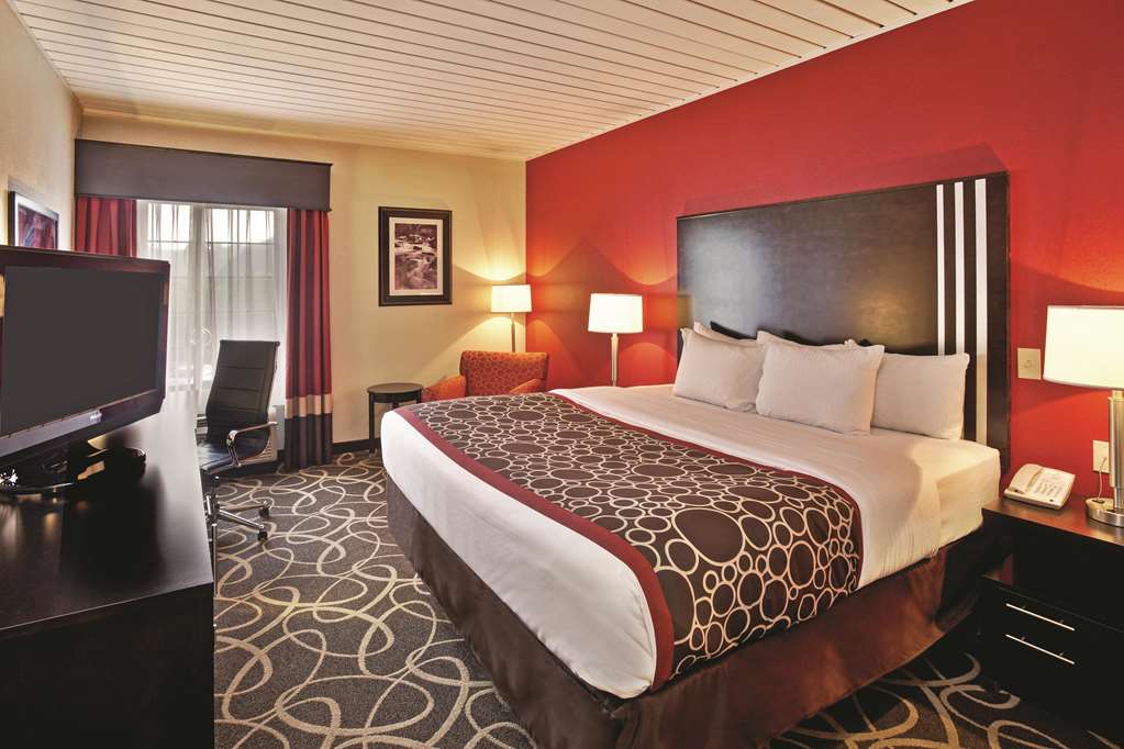 La Quinta Inn & Suites by Wyndham Elkview Charleston NE - photo 14