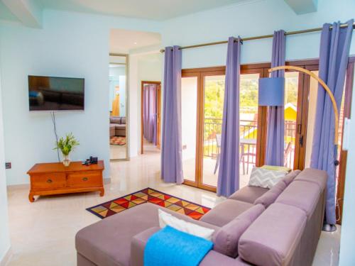 Charming apartment with mountain view Au Cap 70 m — 4-Star Luxury Hotel in Anse Boileau, Seychelles