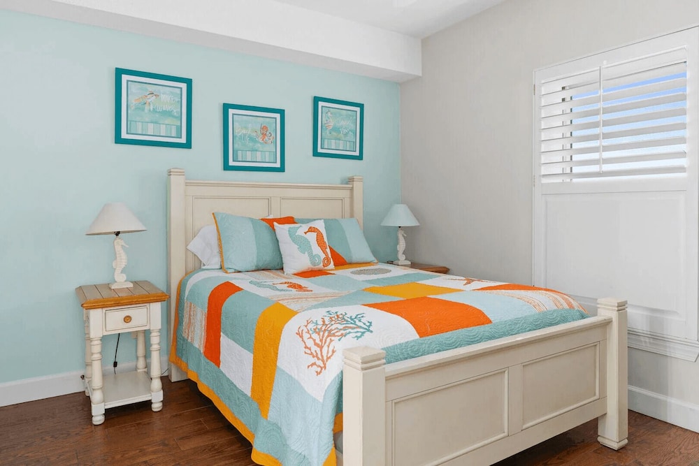 Emerald Isle Resort 405 by Avantstay Beachfront Beach Chairs Pool Access - photo 11