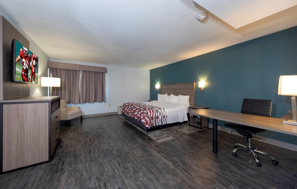 Red Roof Inn & Suites Wilmington New Castle - photo 14