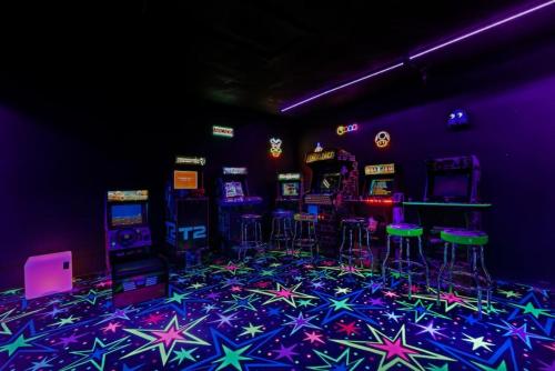 Nostalgic Fun Lakehouse Arcade — hotel in Eatonton
