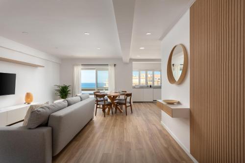Beachfront apartment 25m from the Beach with AC and Heating — 4-Star Luxury Hotel in Santa Cruz, Portugal