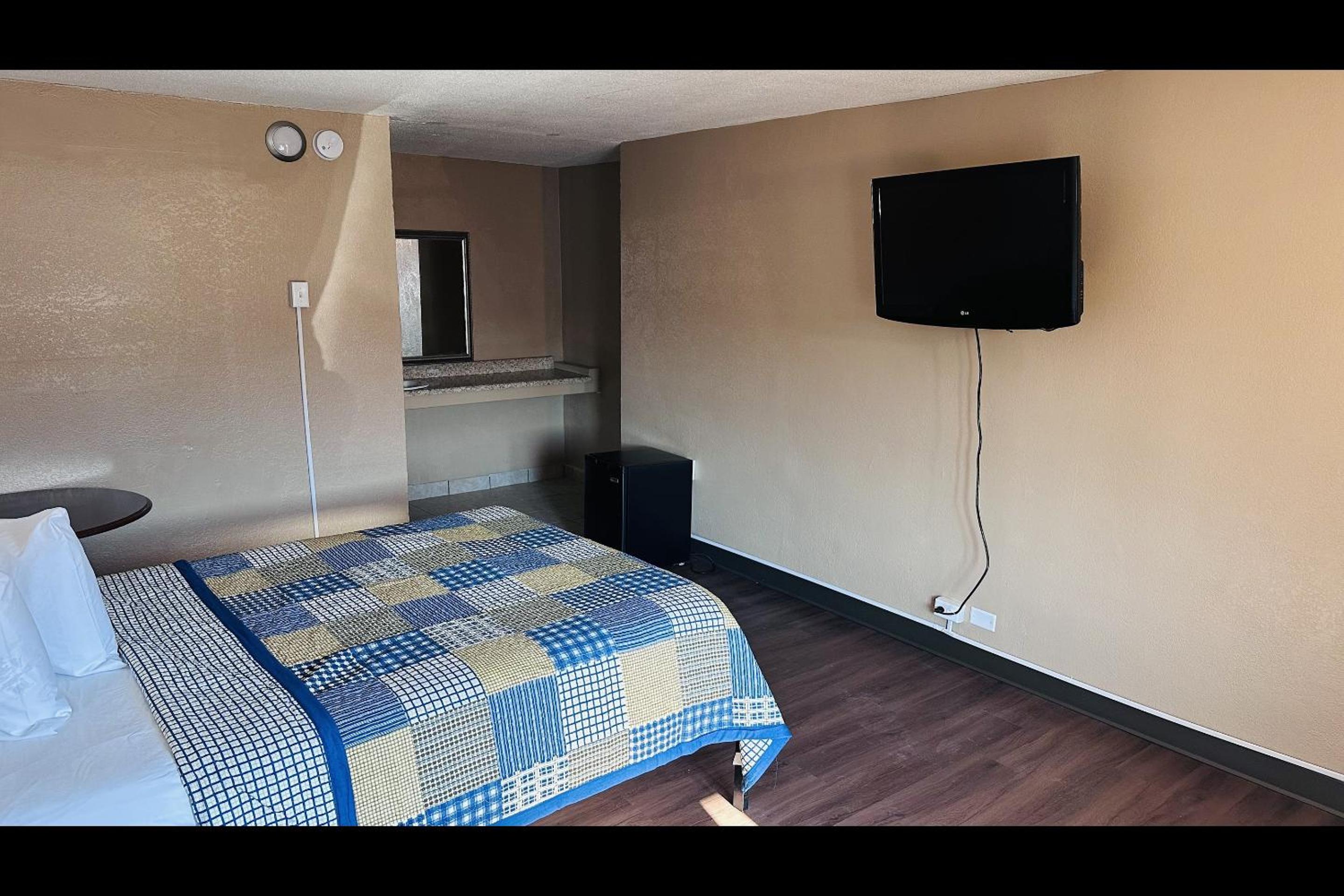 Hallmark Inn By OYO Fort Wayne - photo 13